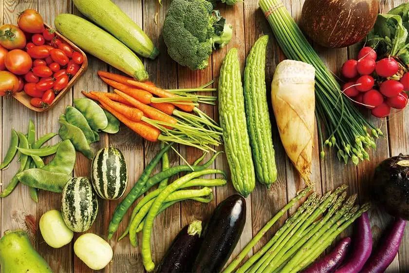 深色蔬菜指叶片或果实的颜色比较深的蔬菜,比如绿色,红色,橘红色,紫色