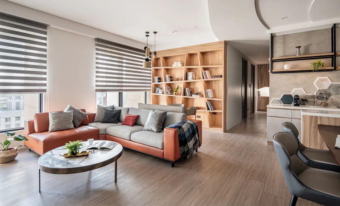 拉开滑门,客厅可转换成开放式书房,房间采光好,沙发背面可放置书桌