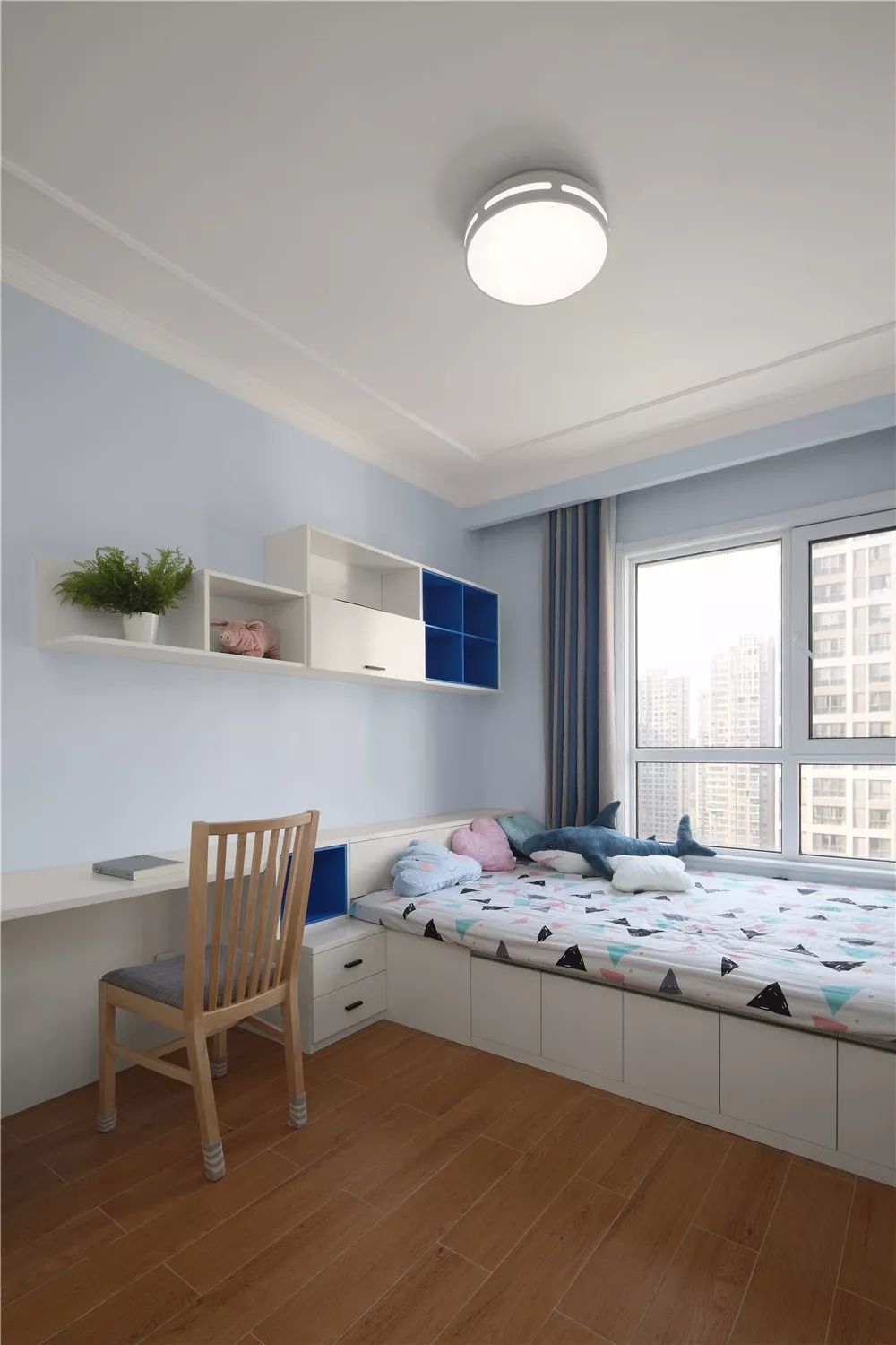 三,床头后柜体如果想要以收纳功能为主的话,那么榻榻米床头多出的空间