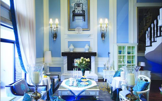 一个简洁的客厅,要有颜色简单的的沙发,白色沙发搭配白色和深蓝色亚麻